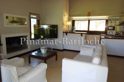 Chalet en alquiler en una sola planta 3 Dormitorios, 2 Baños, Dependencia con Baño Alquiler turístico todo el año, una cuadra del mar (altura balneario CR).