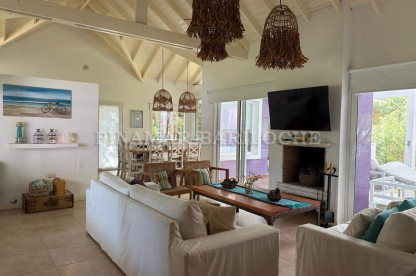 Living con sillones y Tv en Costa Esmeralda