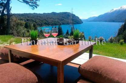 Deck de casa en alquiler en Villa La Angostura con vista panorámica al lago y a las montañas. Deck con vista panorámica al lago en Villa La Angostura