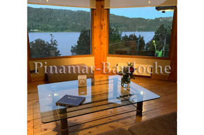 Casa en alquiler con costa de lago e increibles vistas. Living íntimo con vista al lago Nahuel Huapi