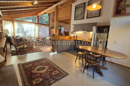 Rodeada de bosque cabaña en alquiler turístico en Bariloche, ideal parejas. Cap 2 personas. Ambiente integrado de cabaña en alquiler turístico Bariloche.