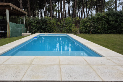 Casa para 6 personas con gran parque, pileta y excelente ubicación en Pinamar Frontera. Casa en alquiler con pileta a pocas cuadras del mar Zona Frontera.