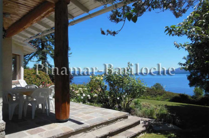 Casa en alquiler con gran parque y vista al Lago Nahuel en Bariloche. Vista exterior de la casa al parque y lago Nahuel
