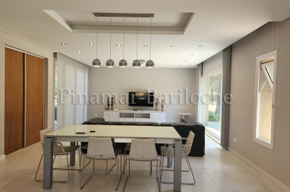 Living-comedor moderno de casa en Pinamar