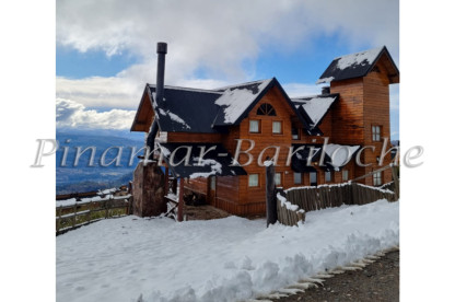 Casa en alquiler en Cerro Chapelco en San Martín de los Andes. Fachada con nieve de casa en San Martín de los Andes