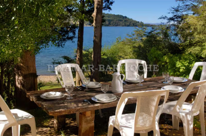 Complejo de 3 cabañas con costa de lago, 3 dorm, 3 baños, Quincho Vista exterior de cabaña en alquiler frente al lago en Bariloche.