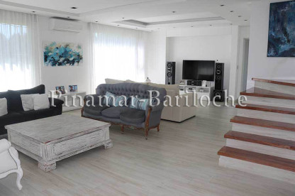 Moderna propiedad en Venta en La Herradura - Barrio Cerrado con servicios - 2 Plantas, 4 Dormitorios - Quincho con dependencia - Pileta climatizada- Jacuzzi Amplio living - comedor Moderna propiedad en Barrio La Herradura