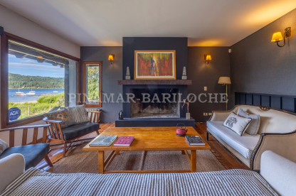 Chalet en alquiler con Costa de Lago 5 Dorm y Playroom con camas, Quincho interior y exterior. Gran living con importante estufa hogar en Bariloche