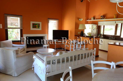 Casa en venta a 1 cuadra del mar en Zona Norte de Pinamar, dueño directo. Ambiente principal de casa en venta en Pinamar cerca del mar