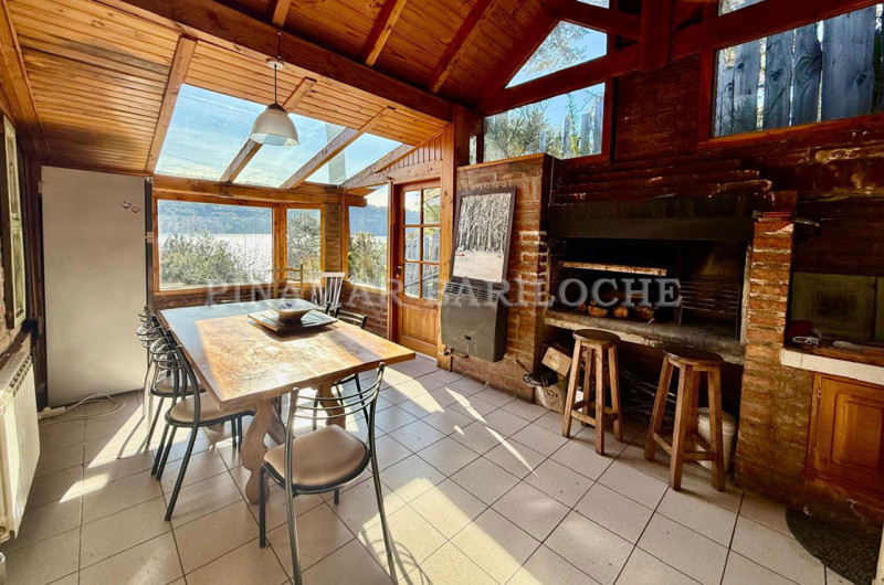 Quincho con gran parrilla, mesa, increíble vista al lago y salida al parque.