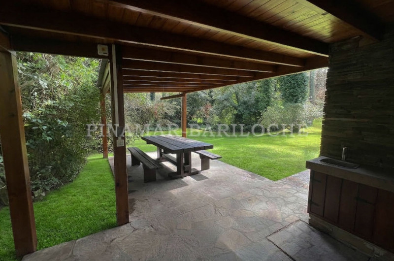 Exterior: Quincho con parrilla Techada.