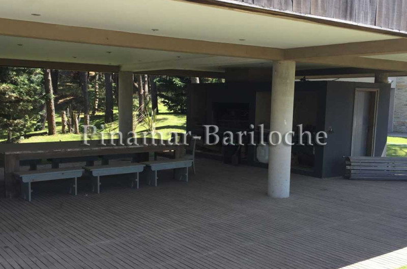 Galería techada con barrilla al parque.