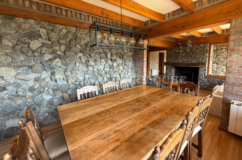 Mesa de comedor con sillas para 10 comensales.
