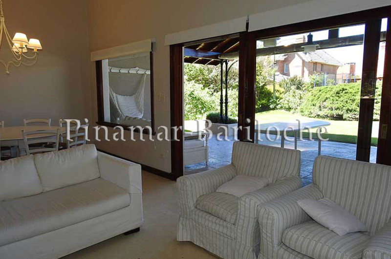 Living comedor con acceso a parque. Casa en venta en Norte de Pinamar.