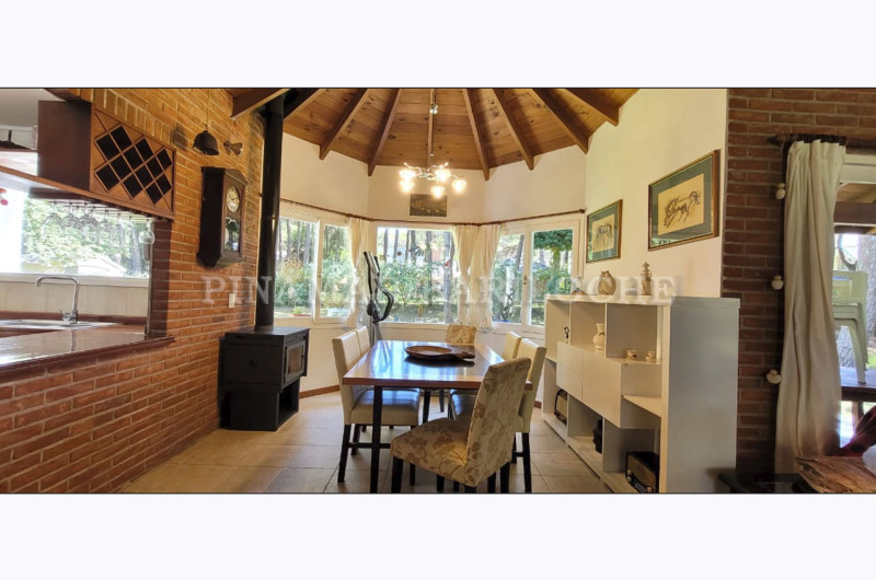 Comedor con ventanales al parque