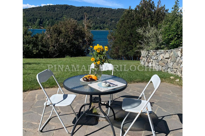 Terraza con increíble vista al parque y al lago.