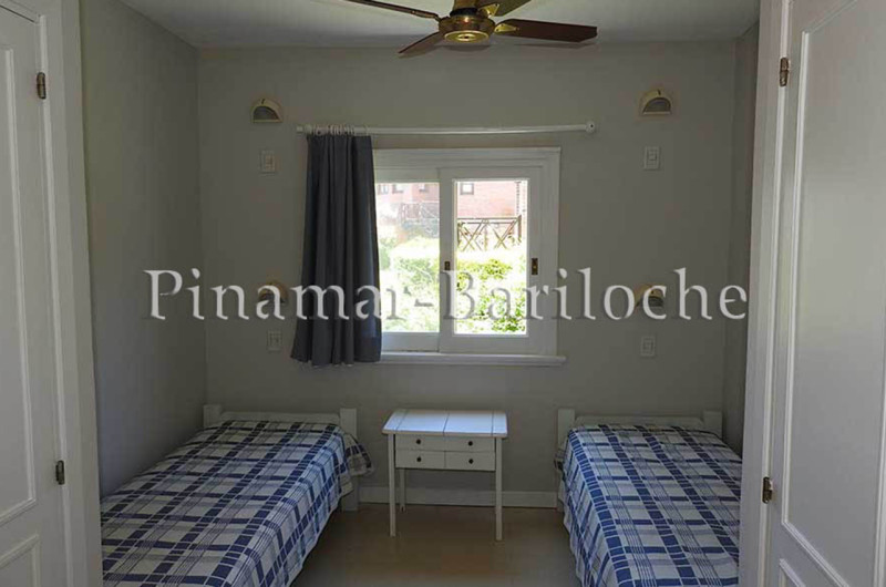 2do dormitorio con dos camas individuales.