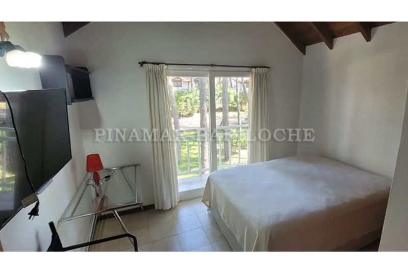 Planta Alta: 2do Dormitorio con cama matrimonial.