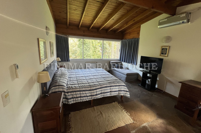 Segundo Nivel Superior: 1er) Dormitorio principal con baño en suite.