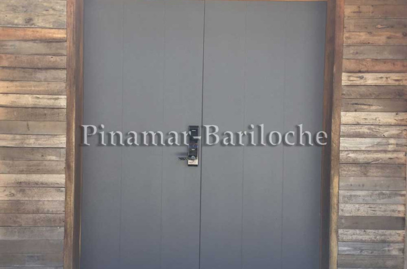 Puerta de ingreso a la propiedad.