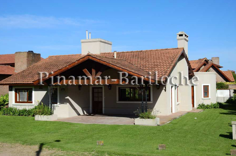 Fachada de propiedad en Venta en Pinamar a 1 cuadra del mar.