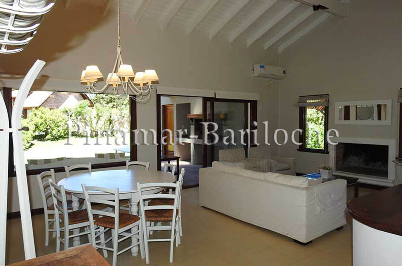 Amplio Living-Comedor con grandes ventanales al parque.
