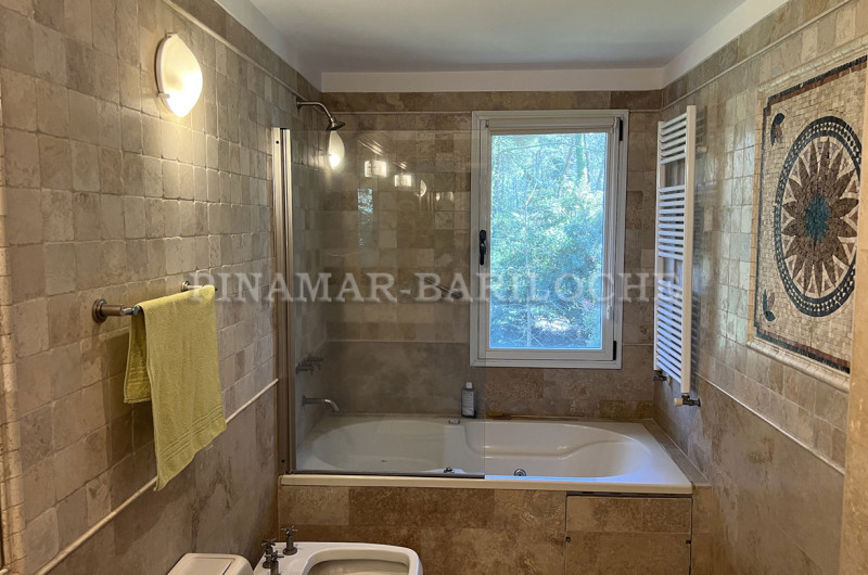 Segundo Nivel Superior: Baño de la suite.