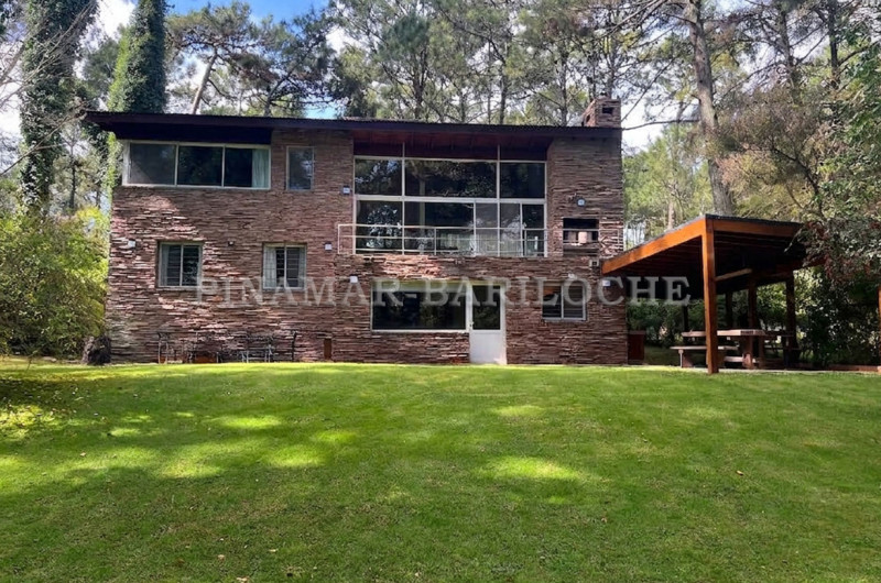 Exterior: Vista de la propiedad desde el parque.