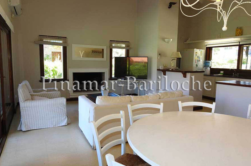 Mesa de comedor con vista a Living con estufa hogar.