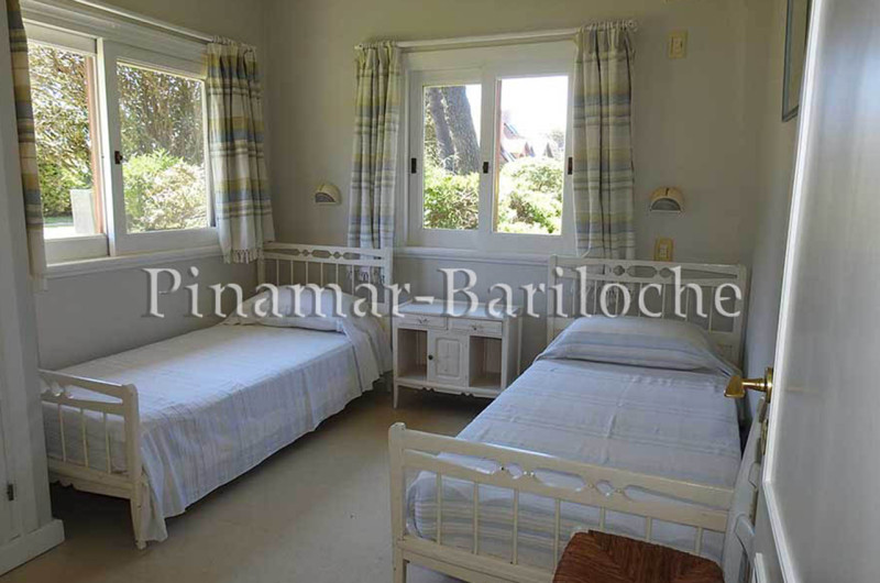 1er dormitorio con dos camas individuales.