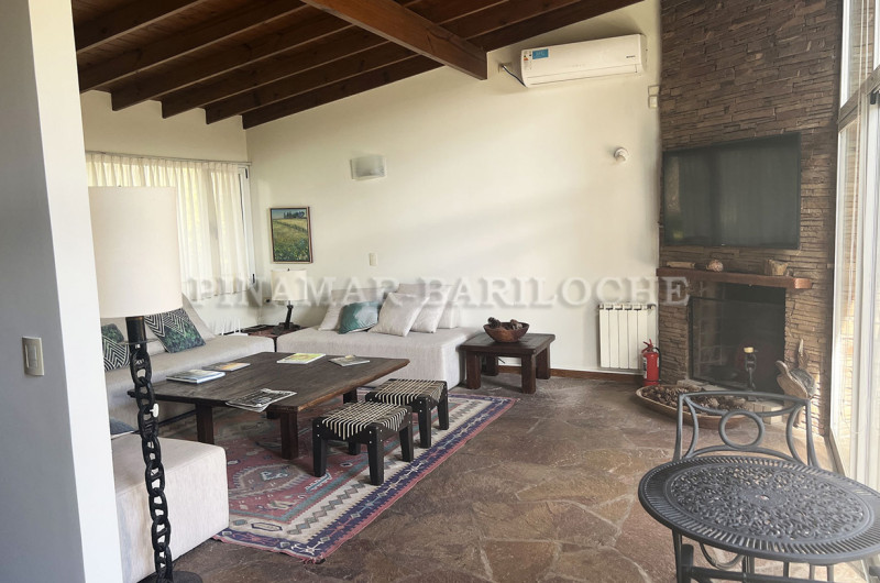 Primer nivel superior | Living con balcón terraza