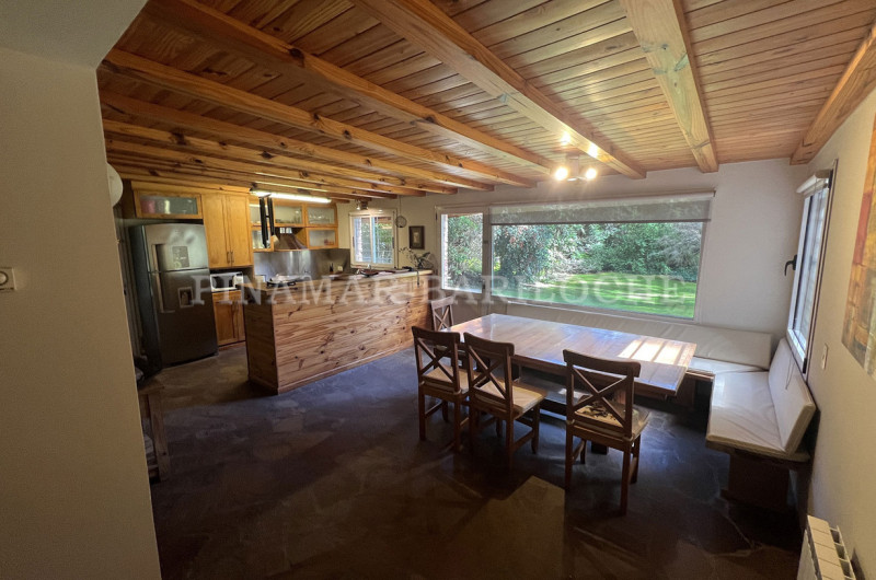 Nivel inferior — Comedor acceso y vista al parque,  cocina y lavadero