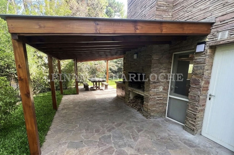 Exterior: Cochera y Quincho techado.