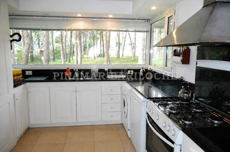 Cocina completa con 6 hornallas, lavarropas y lavavajillas.