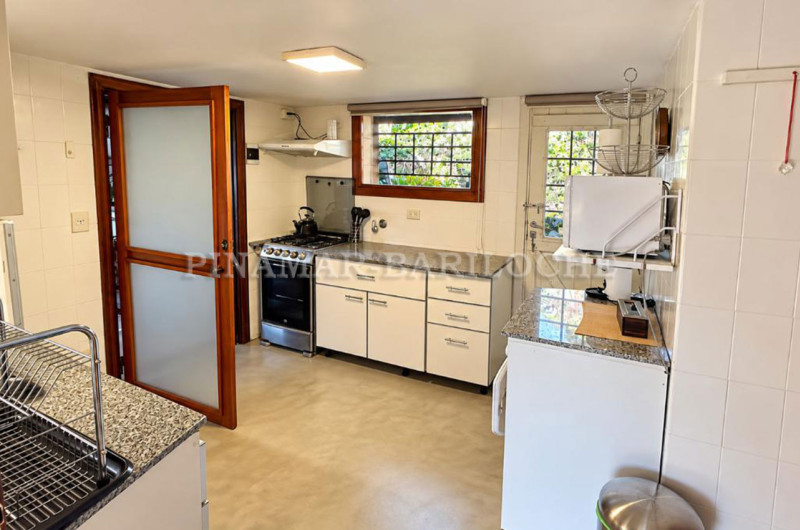 Amplia cocina totalmente equipada acceso directo al exterior.