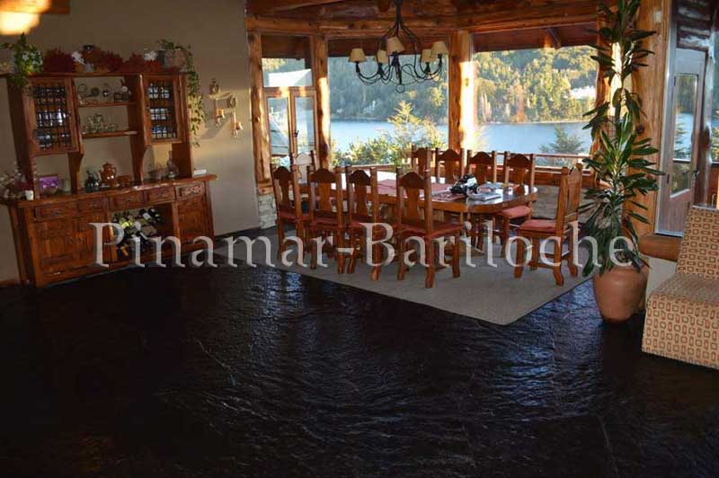 Casa de categoría en venta en Bariloche con costa de lago, 2 piletas climatizadas y costa y muelle propio